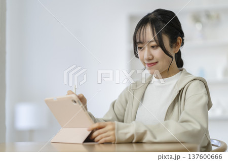 タブレットを使って勉強する女子学生 137600666
