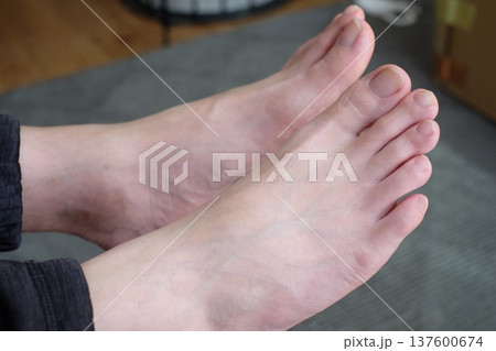 40代男性の足 137600674