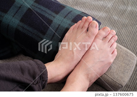 40代男性の足 137600675