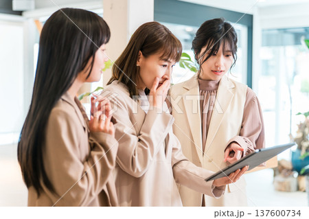 タブレットを見ながら打ち合わせ,ミーティングするビジネスウーマン(レビュー,驚く,ショック） 137600734