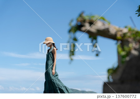 海辺を歩く女性の全身 137600772