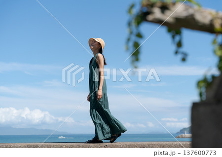 海辺を歩く女性の全身 137600773