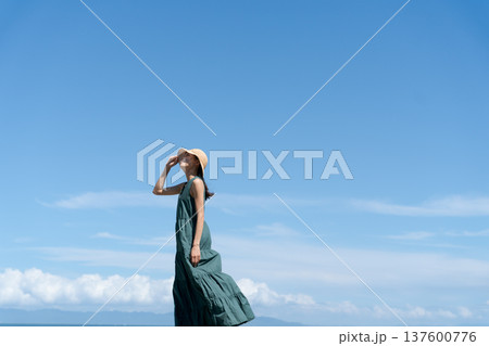 海辺を歩く女性の全身 137600776