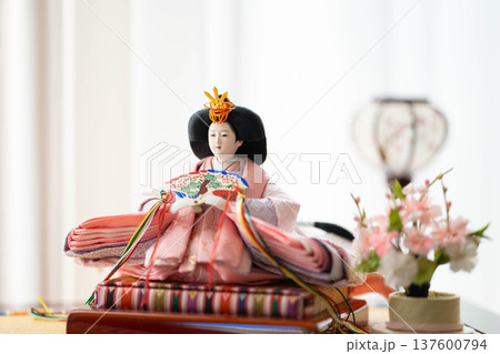 雛人形のお雛様(女雛)／ひな祭り・桃の節句の日本伝統行事 137600794