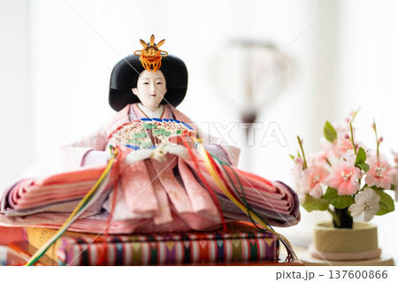 雛人形のお雛様(女雛)／ひな祭り・桃の節句の日本伝統行事 137600866