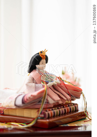 雛人形のお雛様(女雛)/ひな祭り・桃の節句の日本伝統行事 雛人形のお雛様(女雛)/ひな祭り・桃の節句の日本伝統行事 137600869