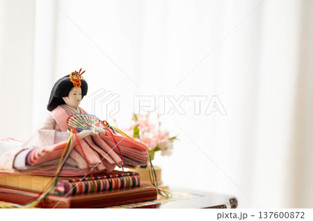 雛人形のお雛様(女雛)／ひな祭り・桃の節句の日本伝統行事 137600872