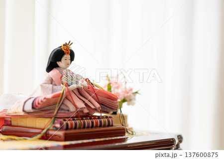 雛人形のお雛様(女雛)／ひな祭り・桃の節句の日本伝統行事 137600875