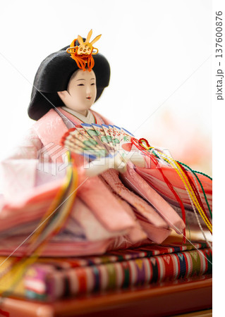 雛人形のお雛様(女雛)／ひな祭り・桃の節句の日本伝統行事 137600876