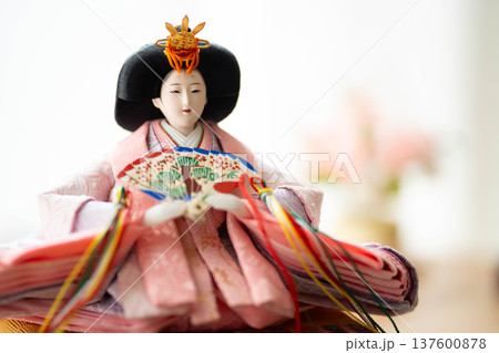 雛人形のお雛様(女雛)／ひな祭り・桃の節句の日本伝統行事 137600878