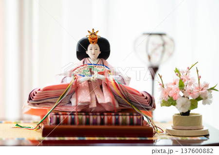 雛人形のお雛様(女雛)／ひな祭り・桃の節句の日本伝統行事 137600882