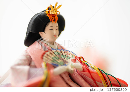 雛人形のお雛様(女雛)／ひな祭り・桃の節句の日本伝統行事 137600890