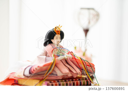 雛人形のお雛様(女雛)／ひな祭り・桃の節句の日本伝統行事 137600891