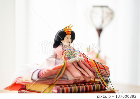 雛人形のお雛様(女雛)／ひな祭り・桃の節句の日本伝統行事 137600892