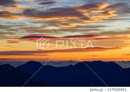 北アルプス・双六岳から見る朝焼け空と餓鬼岳稜線 137600981