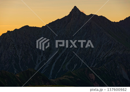 北アルプス・双六岳から見る夜明けの槍ヶ岳 137600982