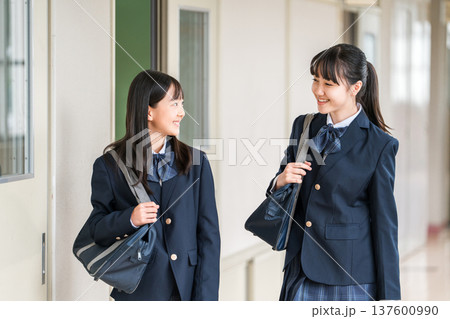 学校の廊下を歩く制服姿の小学生・中学生・高校生・女子高生 137600990