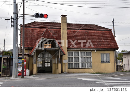 滋賀県彦根市　レトロな近江鉄道鳥居本駅 137601128