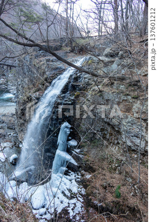 栃木県 日光国立公園 龍王峡の渓谷美 滝と川とハイキングコースの風景 栃木県 日光国立公園 龍王峡の渓谷美 滝と川とハイキングコースの風景 137601212
