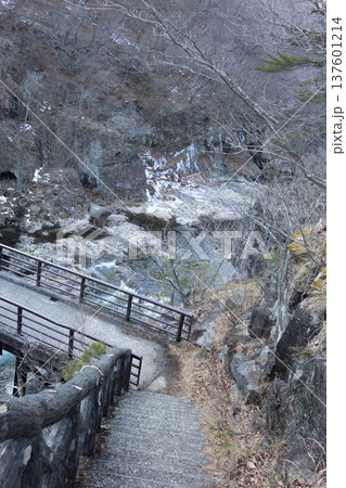 栃木県 日光国立公園 龍王峡の渓谷美 滝と川とハイキングコースの風景 137601214