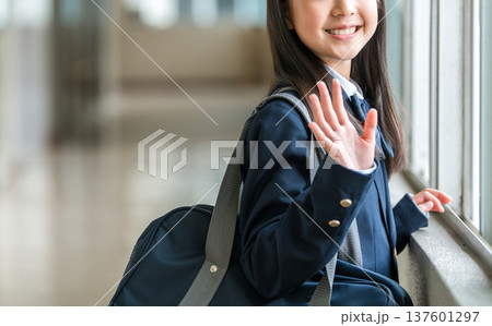 校舎の廊下で手を振る制服姿の中学生,高校生,小学生,女子中学生,女子高生 校舎の廊下で手を振る制服姿の中学生,高校生,小学生,女子中学生,女子高生 137601297