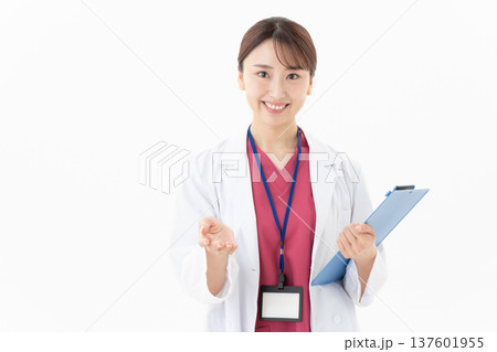白バックの若い女性の医者 白バックの若い女性の医者 137601955