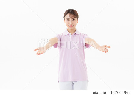 白バックの若い女性の介護士 白バックの若い女性の介護士 137601963