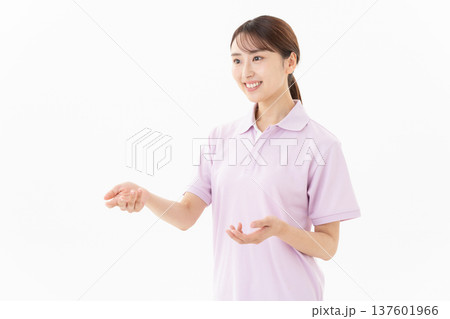 白バックの若い女性の介護士 137601966