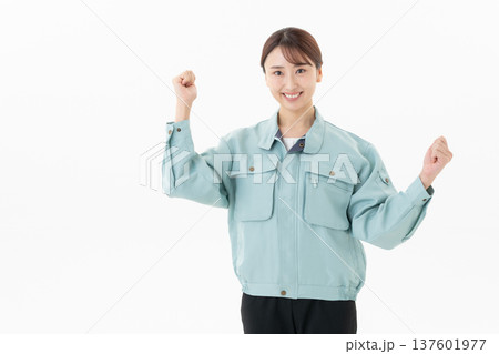 白バックの若い女性作業員 白バックの若い女性作業員 137601977