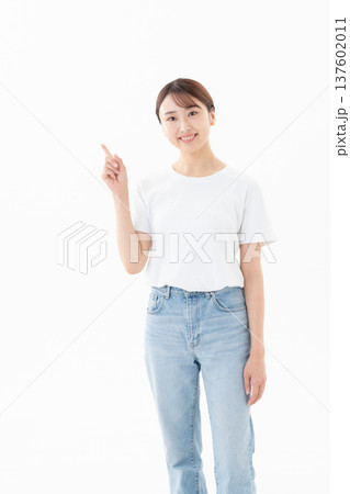 白バックのTシャツの若い女性 137602011