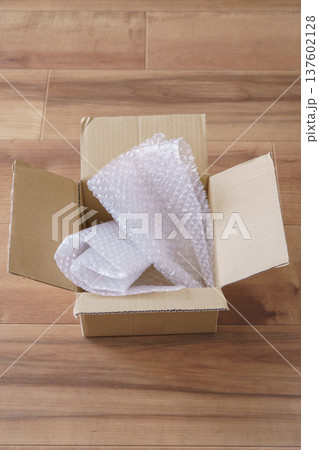 段ボールと気泡緩衝材 137602128
