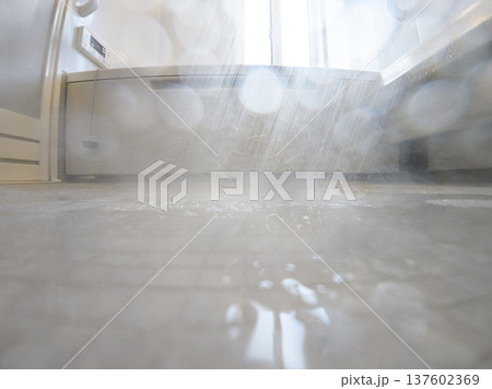 床にお湯が跳ねるシャワーシーン 床にお湯が跳ねるシャワーシーン 137602369