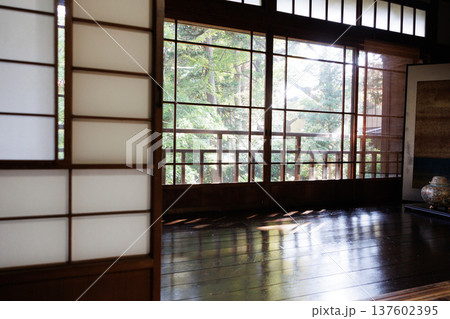 雰囲気ある昔の日本家屋の風景素材 137602395