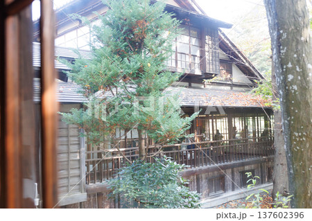 雰囲気ある昔の日本家屋の風景素材 137602396