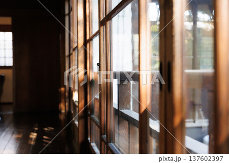 雰囲気ある昔の日本家屋の風景素材 雰囲気ある昔の日本家屋の風景素材 137602397