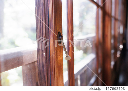 雰囲気ある昔の日本家屋の風景素材 137602398