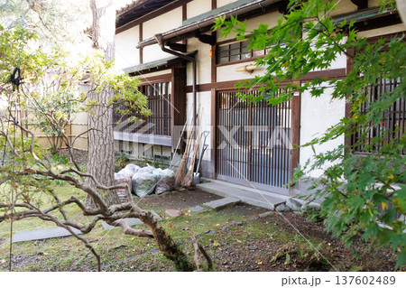 雰囲気ある昔の日本家屋の風景素材 雰囲気ある昔の日本家屋の風景素材 137602489