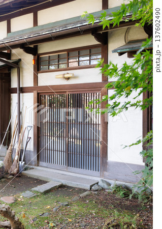雰囲気ある昔の日本家屋の風景素材 137602490