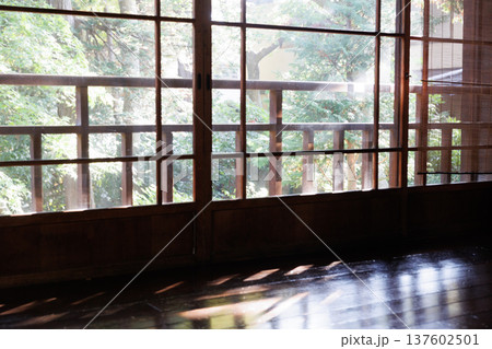 雰囲気ある昔の日本家屋の風景素材 137602501