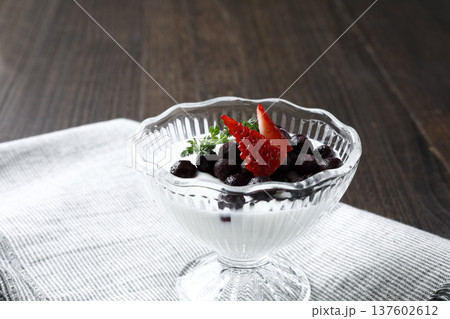 フルーツをトッピングしたプレーンヨーグルト 137602612