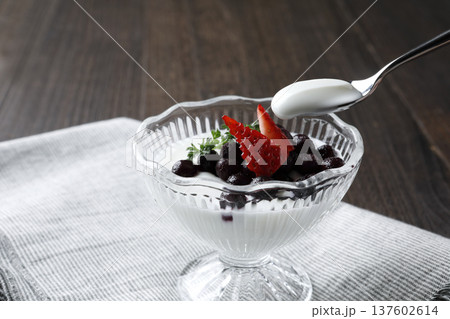 フルーツをトッピングしたプレーンヨーグルト 137602614