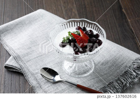 フルーツをトッピングしたプレーンヨーグルト フルーツをトッピングしたプレーンヨーグルト 137602616