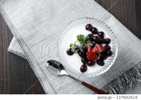 フルーツをトッピングしたプレーンヨーグルト フルーツをトッピングしたプレーンヨーグルト 137602618