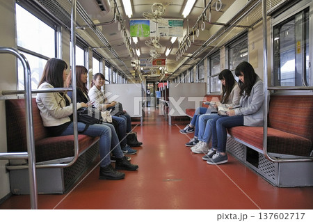 電車に乗る人　女性 137602717