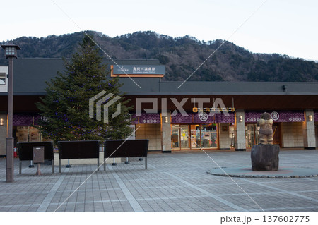 栃木県 日光市 鬼怒川温泉の風景 吊り橋と渓谷 温泉街の散策路 栃木県 日光市 鬼怒川温泉の風景 吊り橋と渓谷 温泉街の散策路 137602775