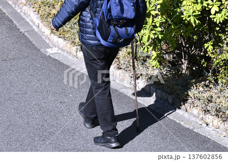 日本の横浜都市景観杖の高齢男性、…危険が多い歩道に黒い影が揺れる…人生とは… 日本の横浜都市景観杖の高齢男性、…危険が多い歩道に黒い影が揺れる…人生とは… 137602856
