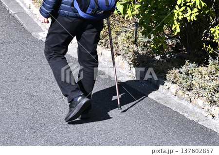 日本の横浜都市景観杖の高齢男性、…危険が多い歩道に黒い影が揺れる…人生とは… 日本の横浜都市景観杖の高齢男性、…危険が多い歩道に黒い影が揺れる…人生とは… 137602857