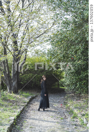 森を散歩する女性 森を散歩する女性 137602859