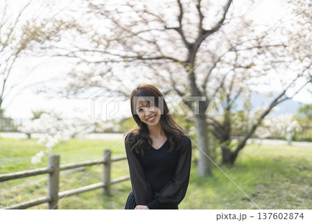 森を散歩する女性 森を散歩する女性 137602874