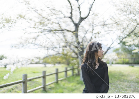 森を散歩する女性 森を散歩する女性 137602876
